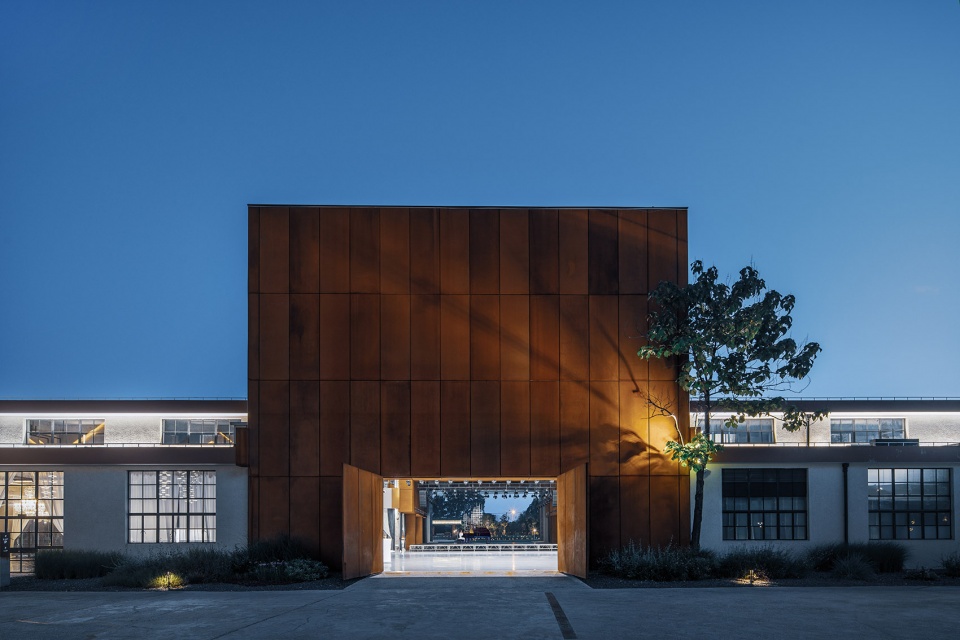 8342 Yangtze River Delta Roadshow Center AND STUDIO