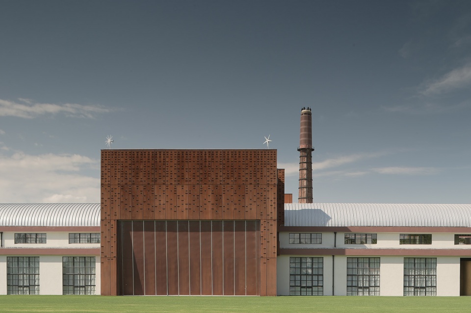 8342 Yangtze River Delta Roadshow Center AND STUDIO