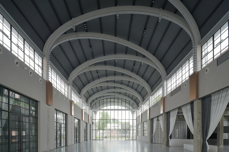 8342 Yangtze River Delta Roadshow Center AND STUDIO