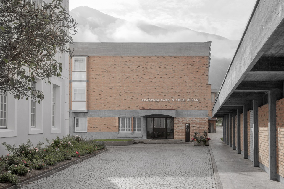 cusanus academy renovation by modusarchitects
