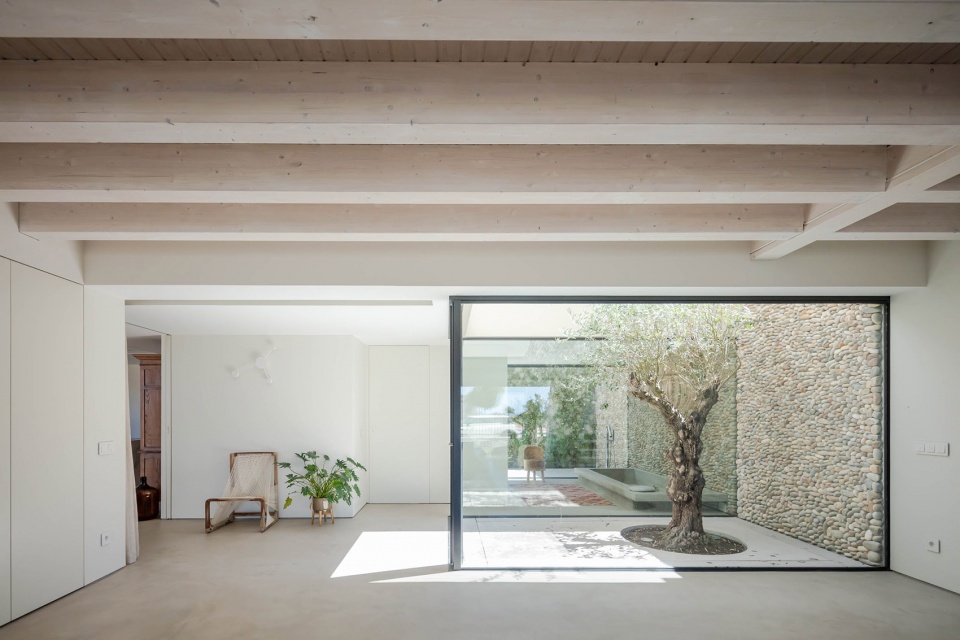 casa da marginal portugal by pf architecture studio