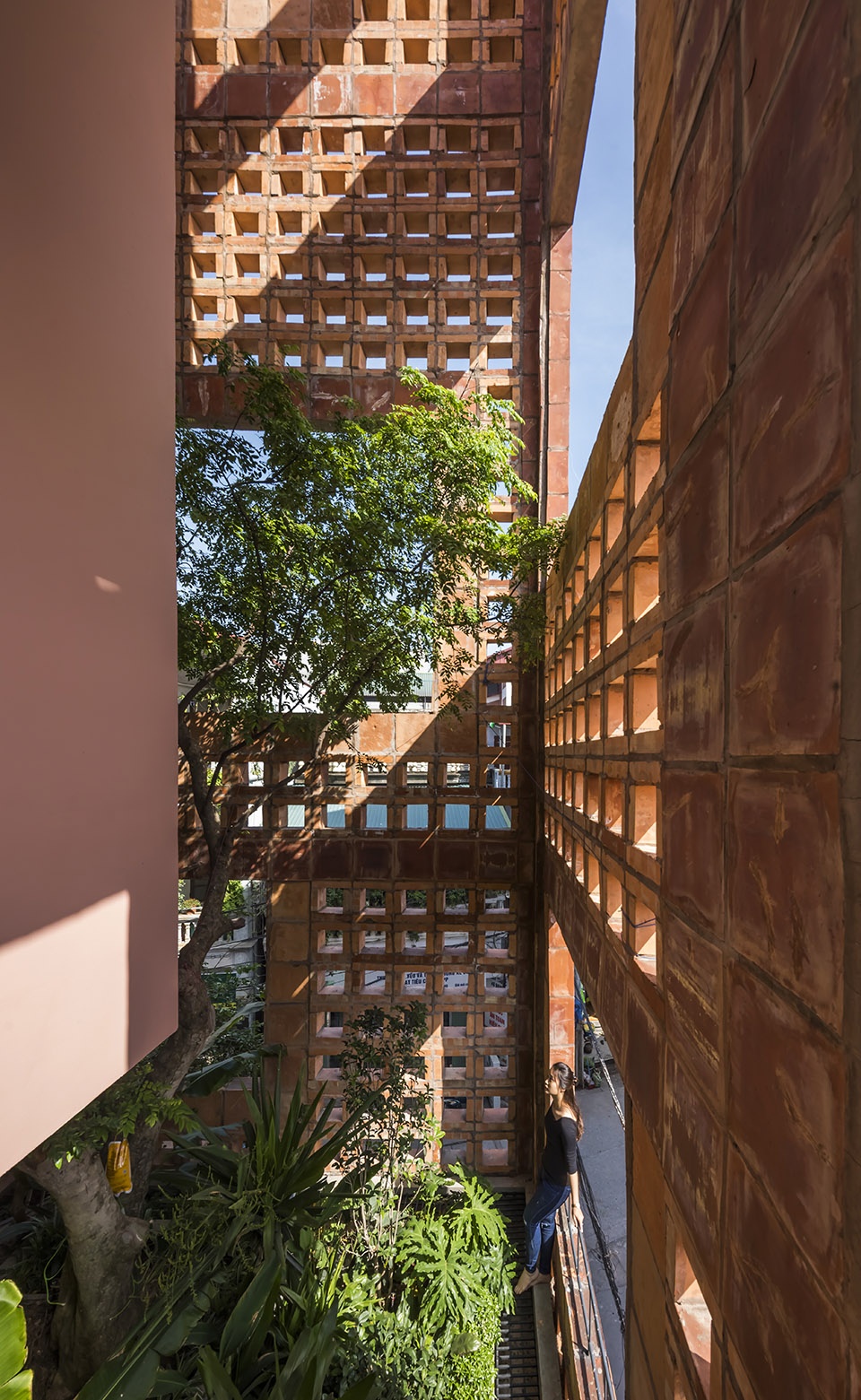 bat trang house vietnam by vtn architects