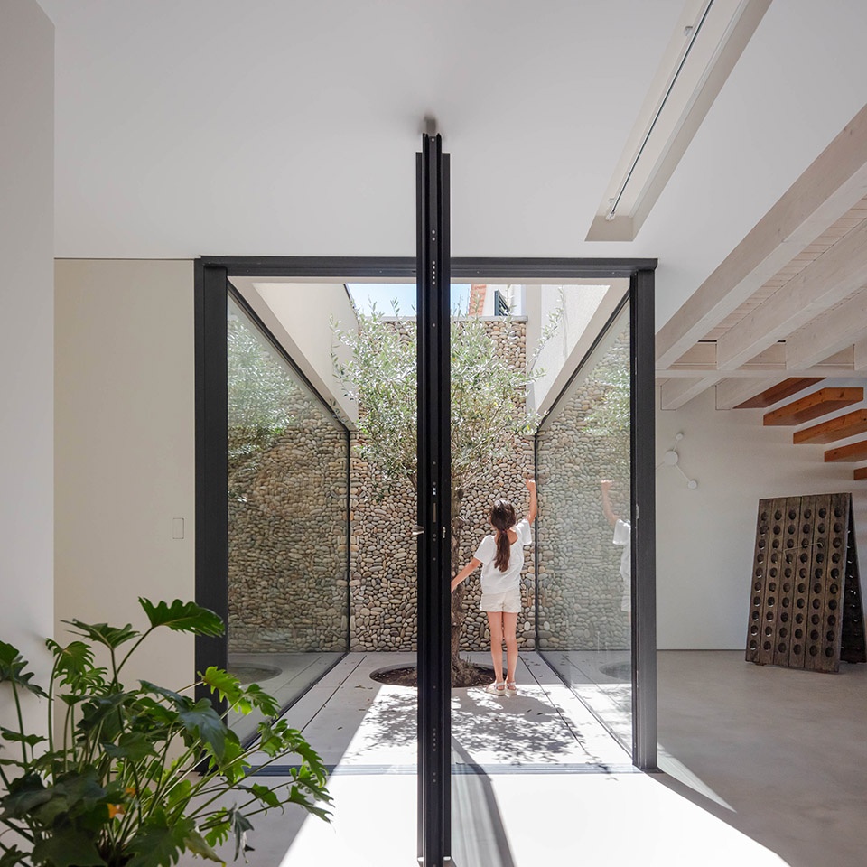 casa da marginal portugal by pf architecture studio