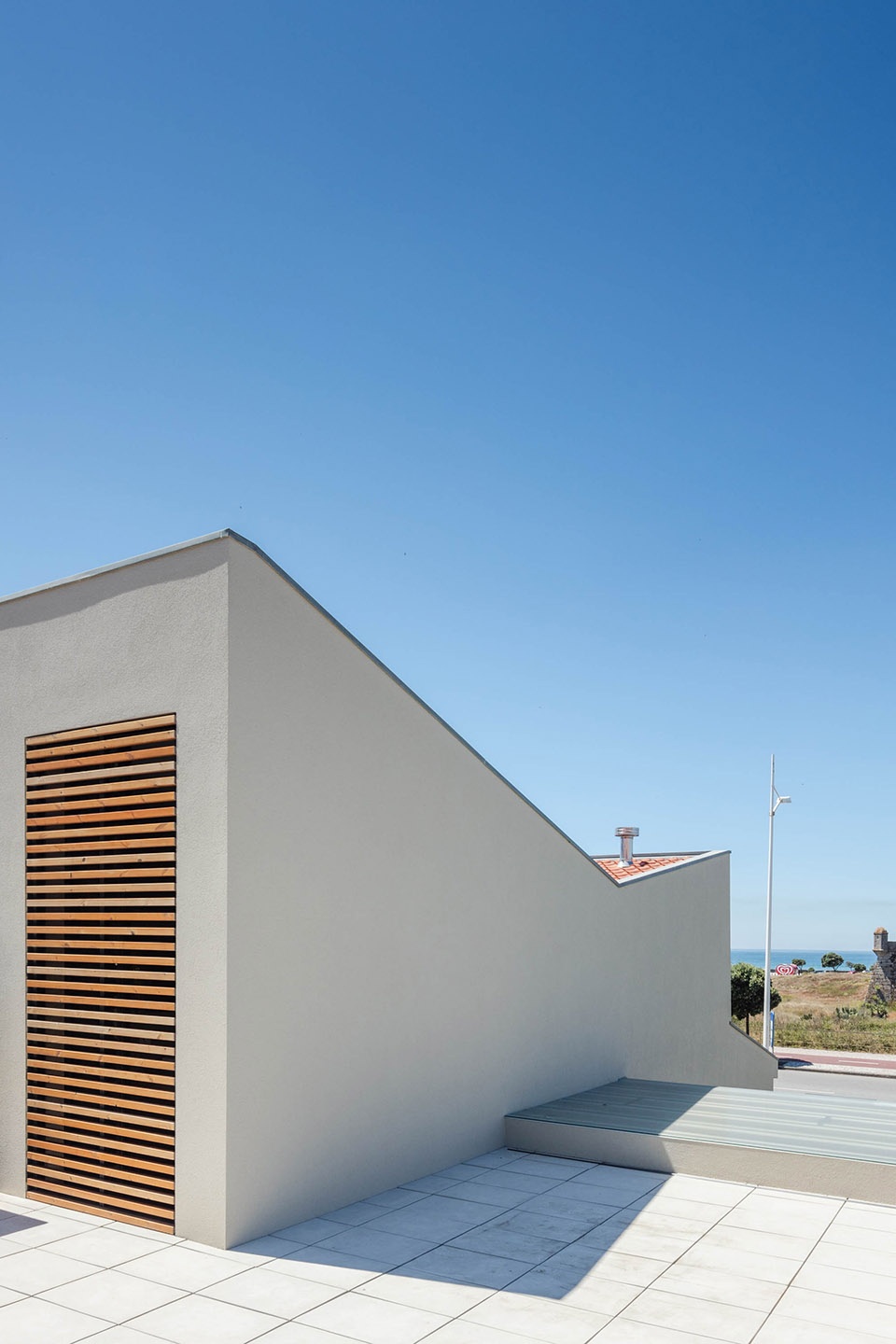 casa da marginal portugal by pf architecture studio
