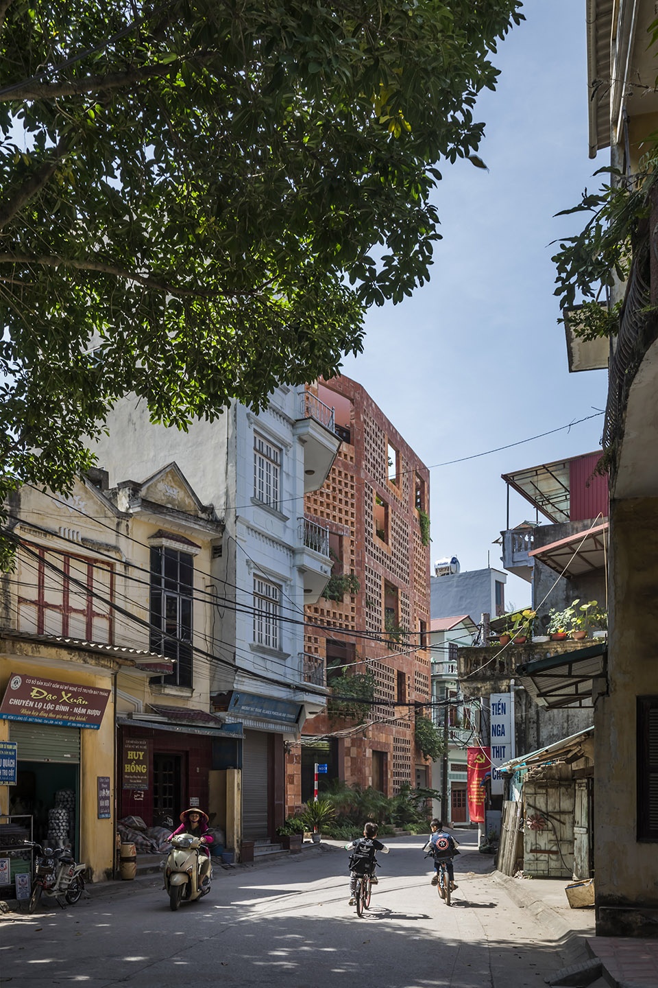 bat trang house vietnam by vtn architects