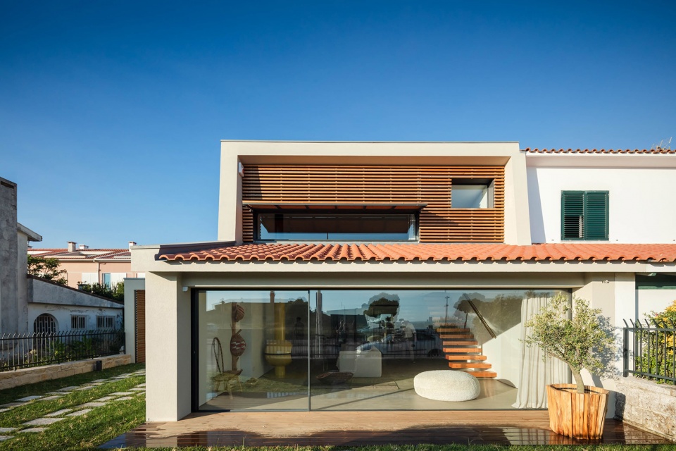 casa da marginal portugal by pf architecture studio