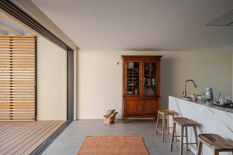casa da marginal portugal by pf architecture studio