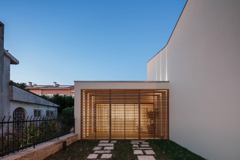 casa da marginal portugal by pf architecture studio