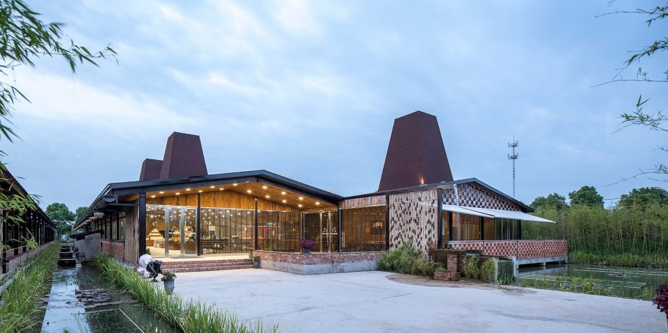 Huateng hog house exhibition hall by Leeko Studio 960x479