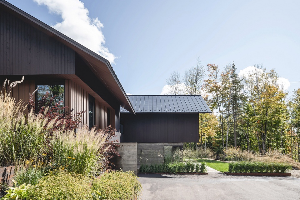 KoyaHouse by Alain Carle Architecte Inc