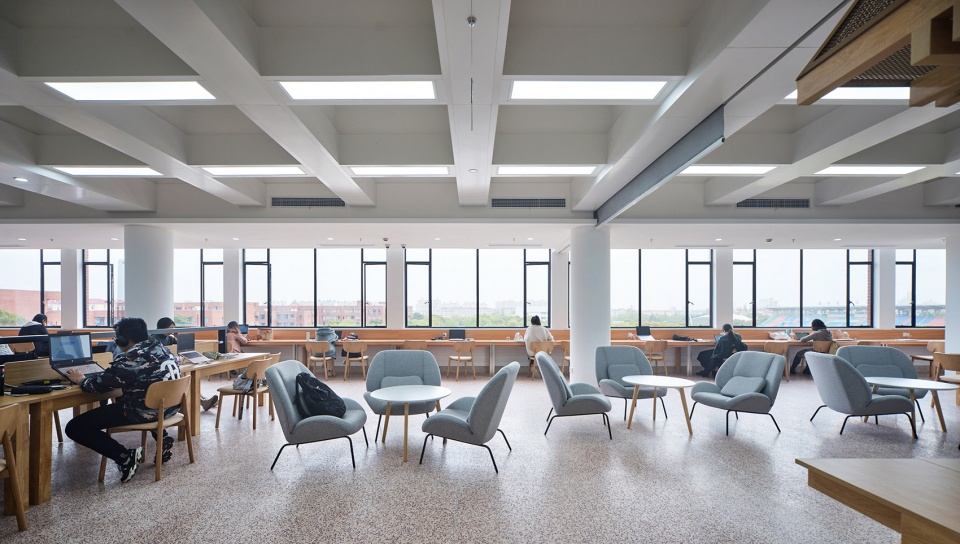 Reconstruction of Bao Yugang Library of Jiaotong University China by Oumoumou Studio