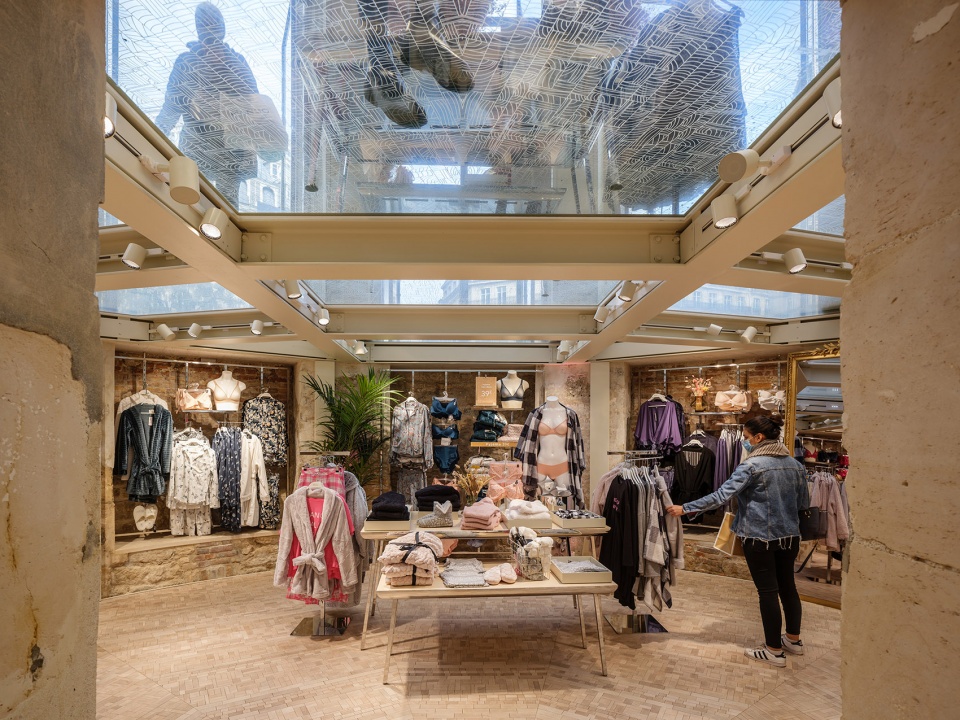 etam flagship store in paris by mvrdv