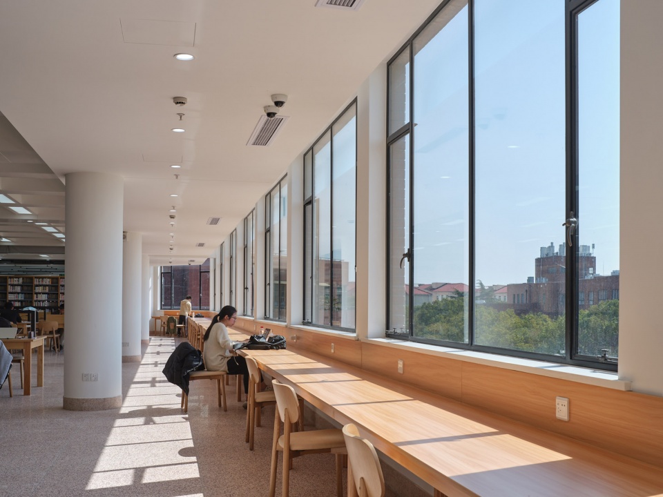 Reconstruction of Bao Yugang Library of Jiaotong University China by Oumoumou Studio