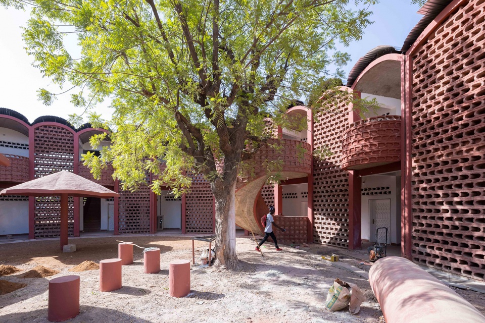 maternity and paediatric hospital in tambacounda by manuel herz architects