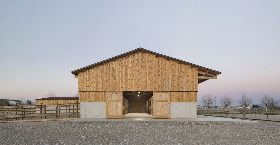 hotel equino by gabarra arquitectes