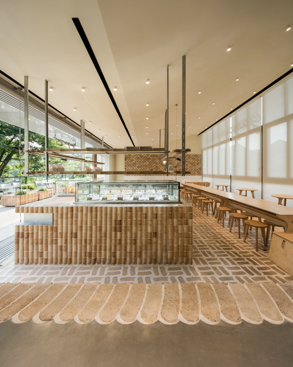 GAGA TOAST China by dongqi Design