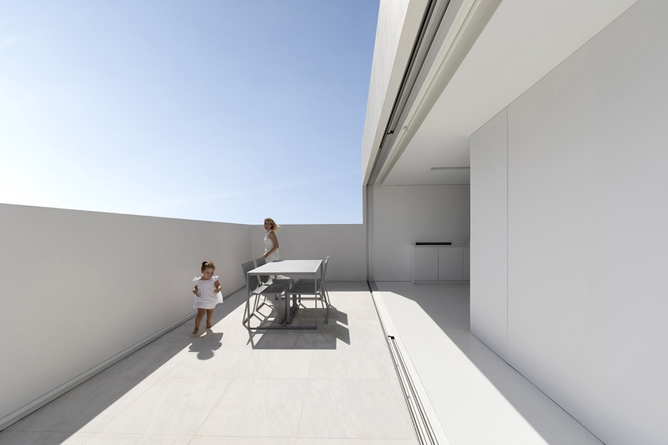 atic blanc spain by fran silvestre arquitectos