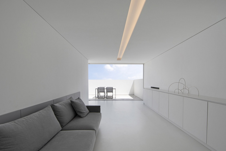 atic blanc spain by fran silvestre arquitectos