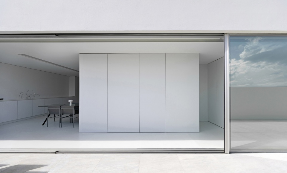 atic blanc spain by fran silvestre arquitectos