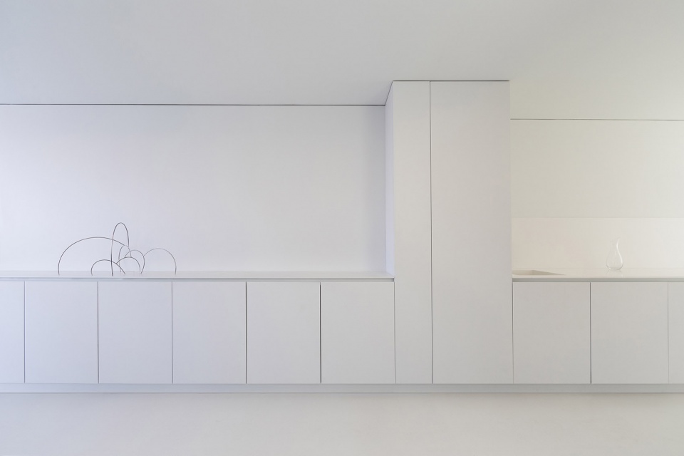 atic blanc spain by fran silvestre arquitectos