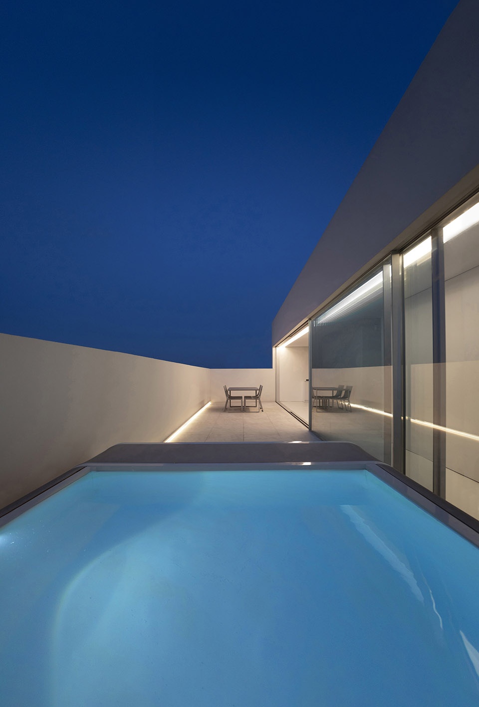atic blanc spain by fran silvestre arquitectos