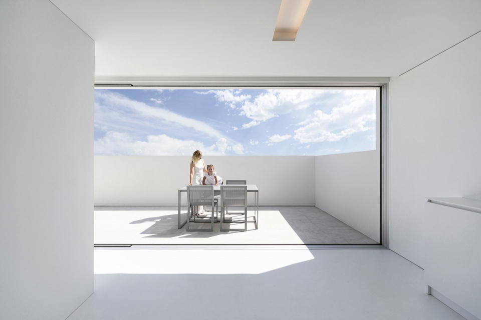 atic blanc spain by fran silvestre arquitectos