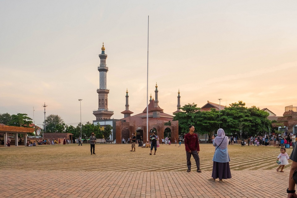 alun alun kejaksan square by shau indonesia