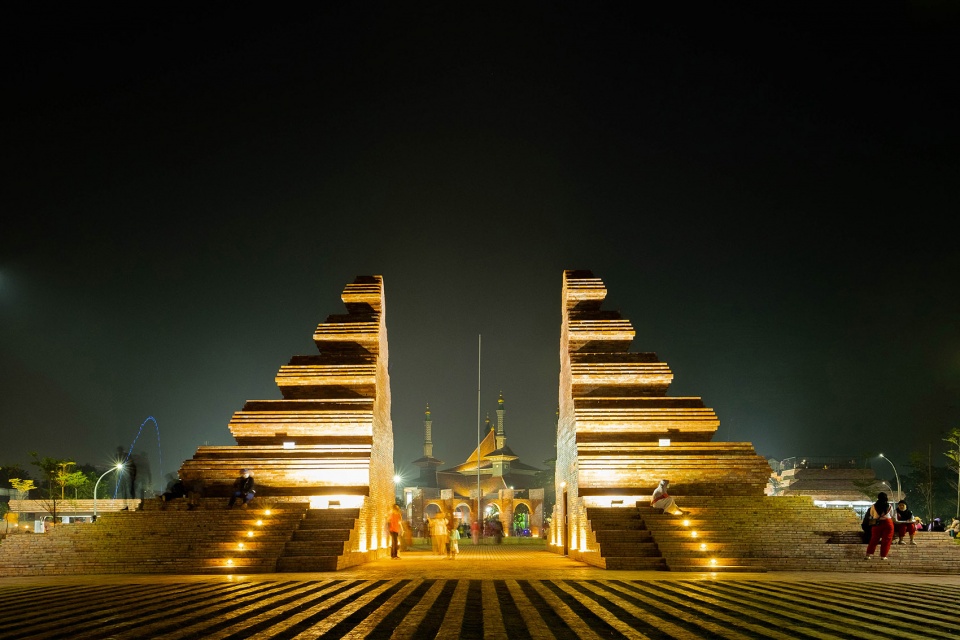 alun alun kejaksan square by shau indonesia