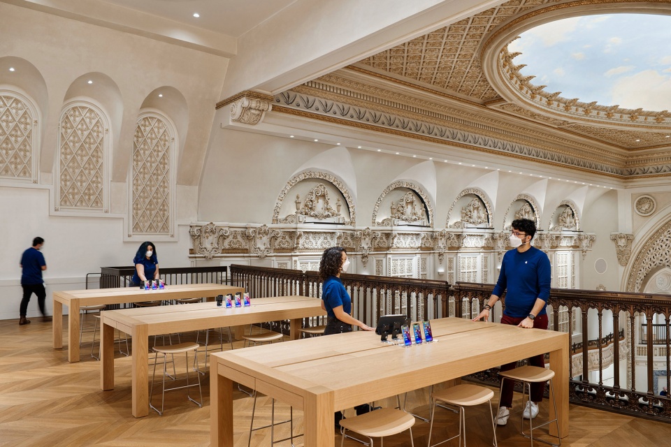 Apple Tower Theatre by Foster Partners