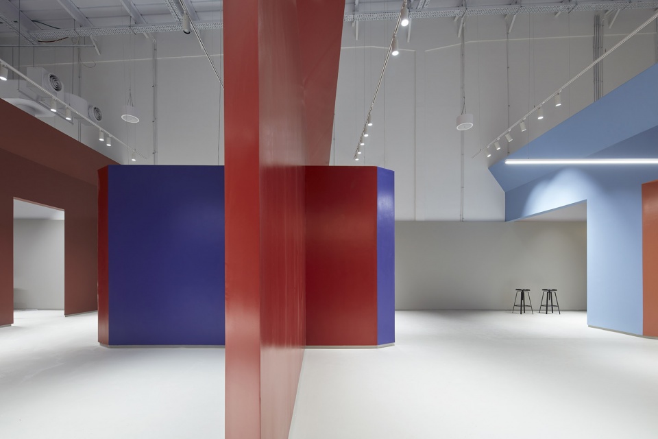 kaza furniture showroom by baranowitz goldberg architect