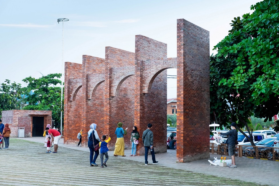 alun alun kejaksan square by shau indonesia