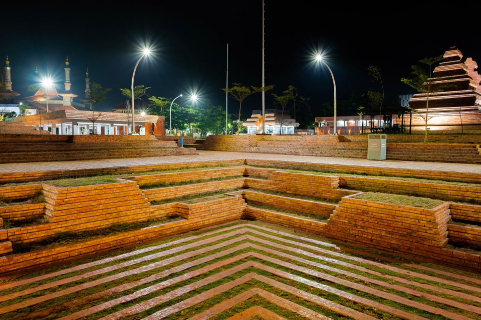 alun alun kejaksan square by shau indonesia