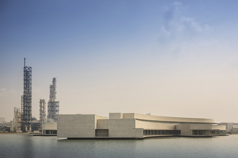 the building on the water by alvaro siza carlos castanheira