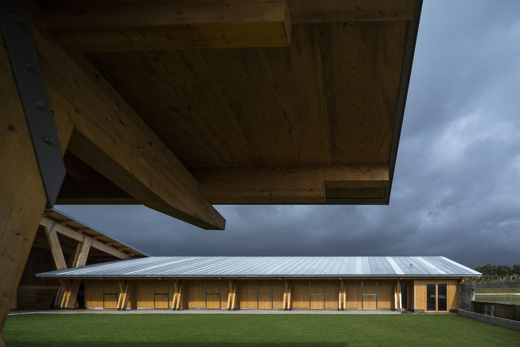 equestrian centre by carlos castanheira