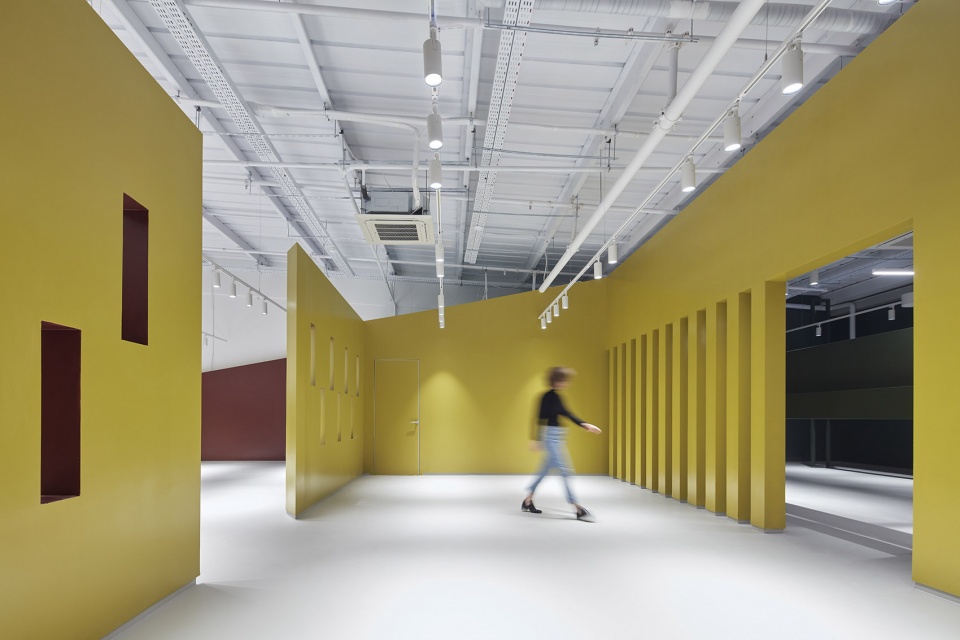 kaza furniture showroom by baranowitz goldberg architect
