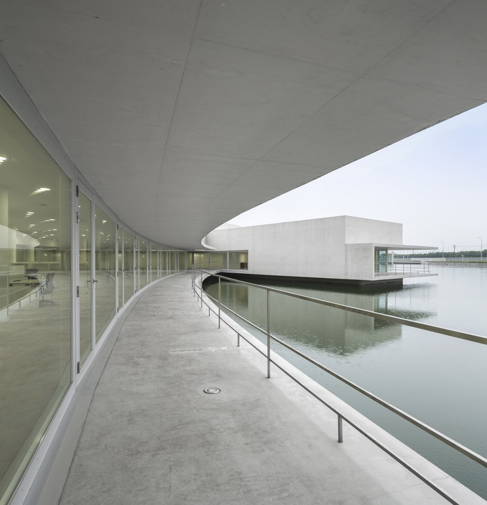 the building on the water by alvaro siza carlos castanheira