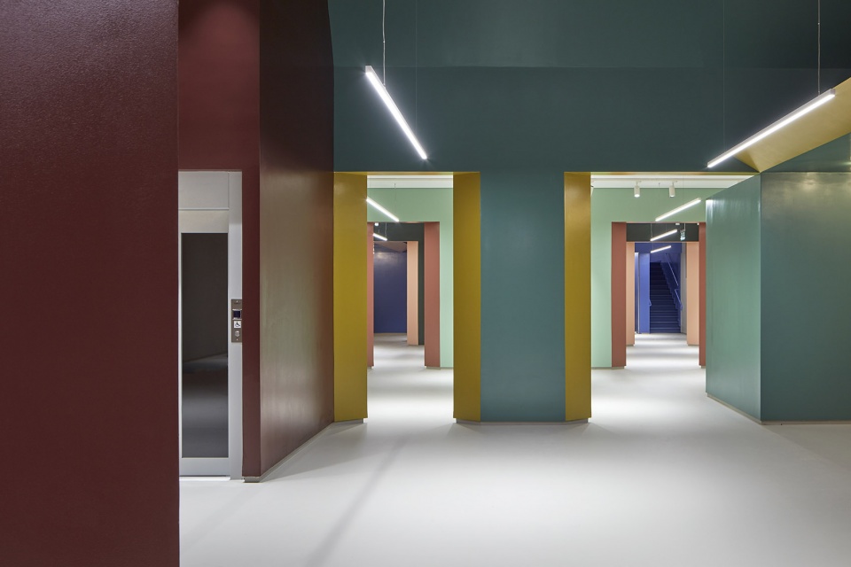 kaza furniture showroom by baranowitz goldberg architect
