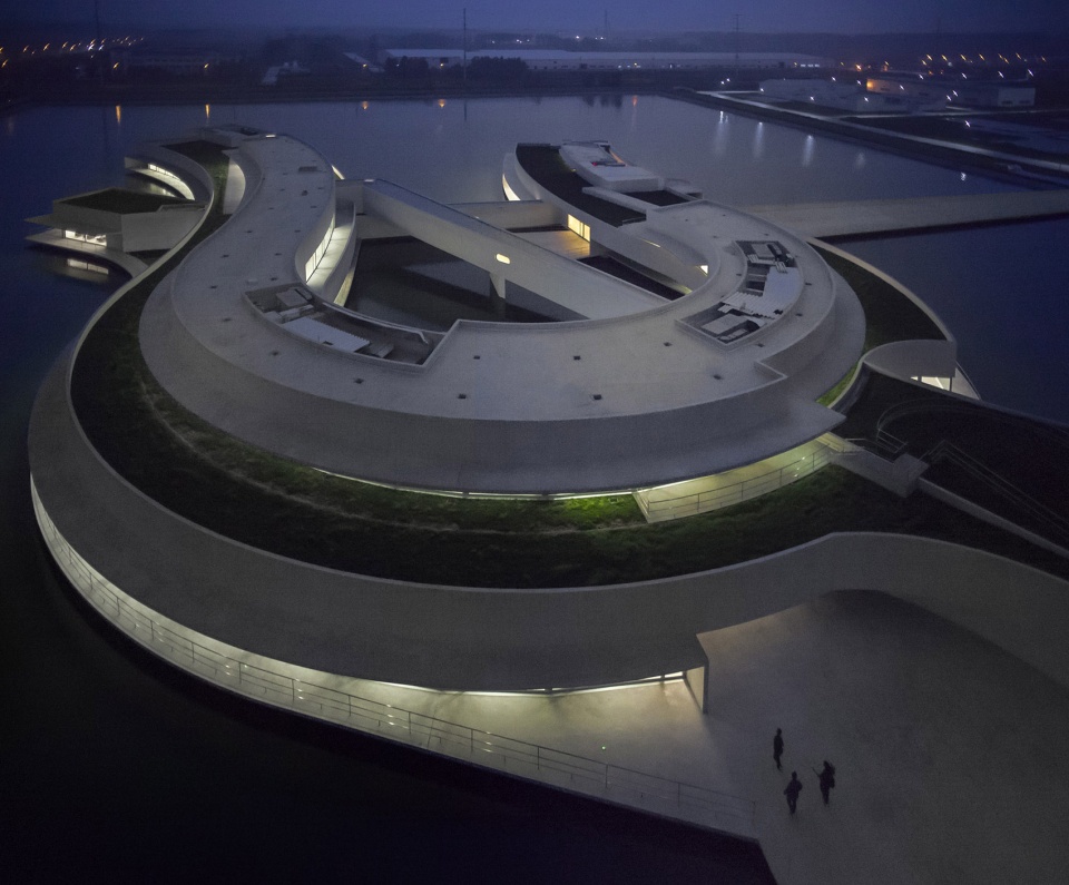 the building on the water by alvaro siza carlos castanheira