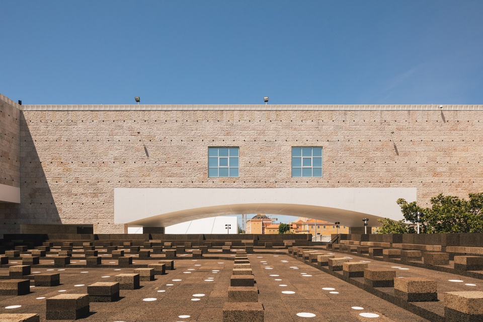 ccb auditorium by ricardo bak gordon