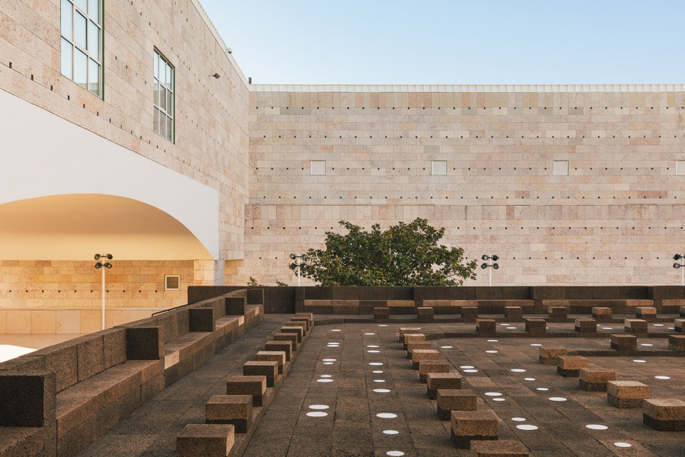 ccb auditorium by ricardo bak gordon