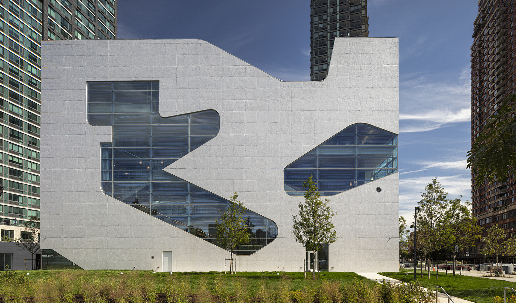 hunters point library queens by steven holl architects