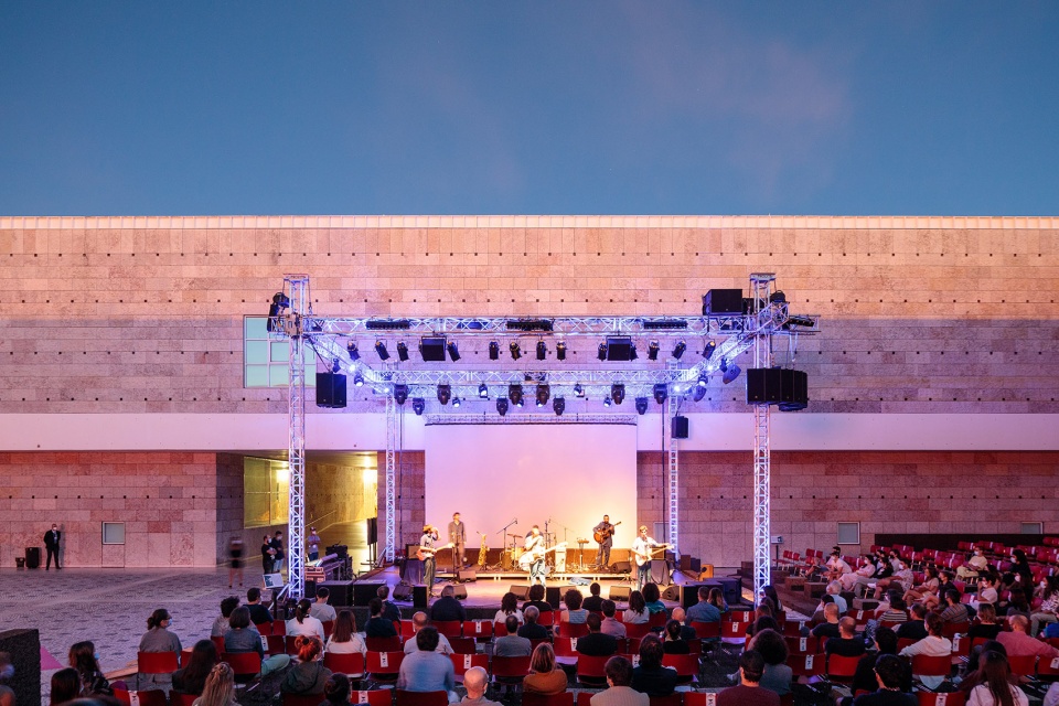 ccb auditorium by ricardo bak gordon