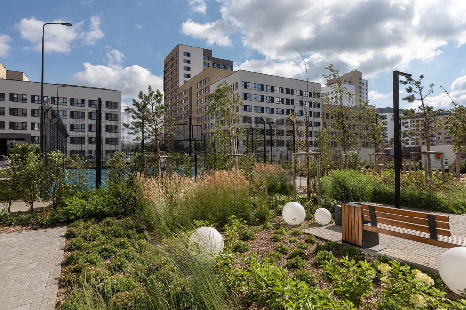 Public park and courtyards in Sukhodolsky quarter by Brusnika