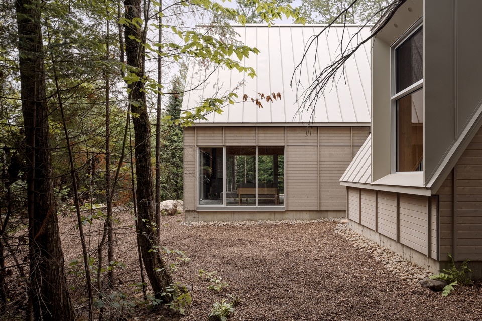 beside chalets by appareil architecture