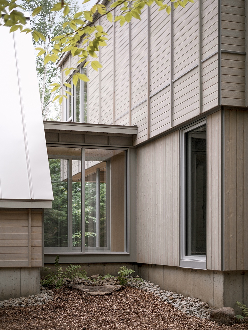 beside chalets by appareil architecture