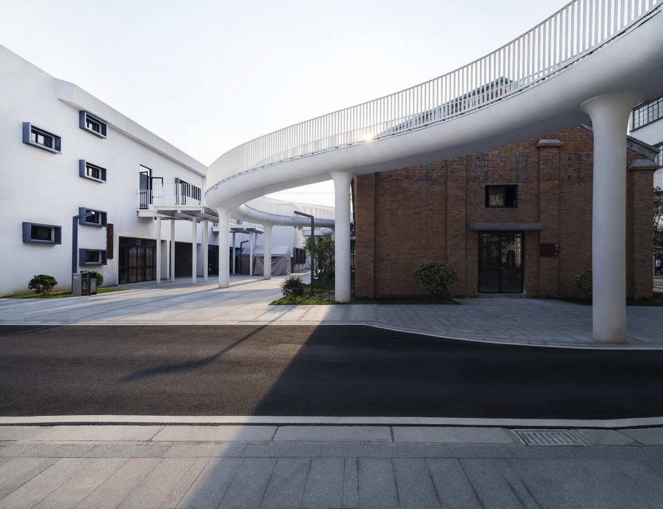 Jiangnan District Embroidered Garment Factory MINAX
