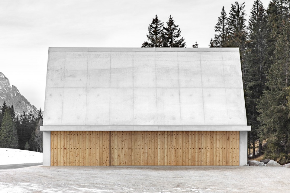 Service Building Kreuzbergpass Pedevilla
