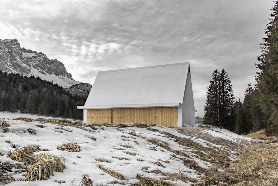 Service Building Kreuzbergpass Pedevilla