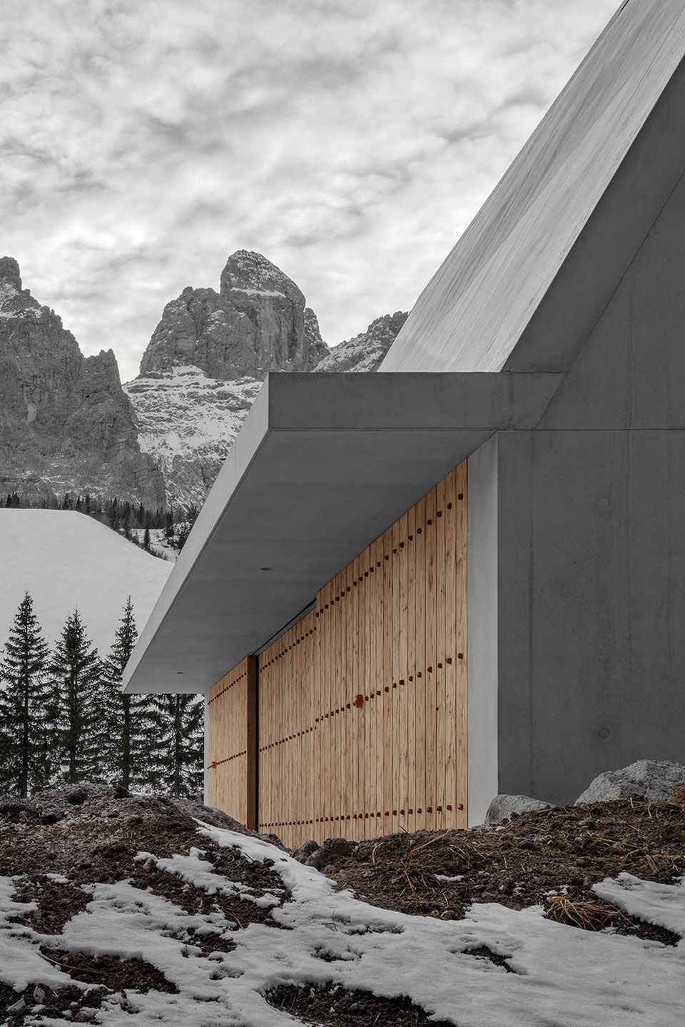 Service Building Kreuzbergpass Pedevilla