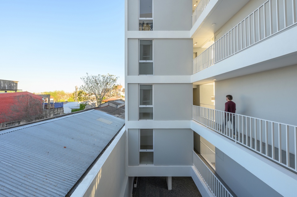 ocantos 235 building by masarqs